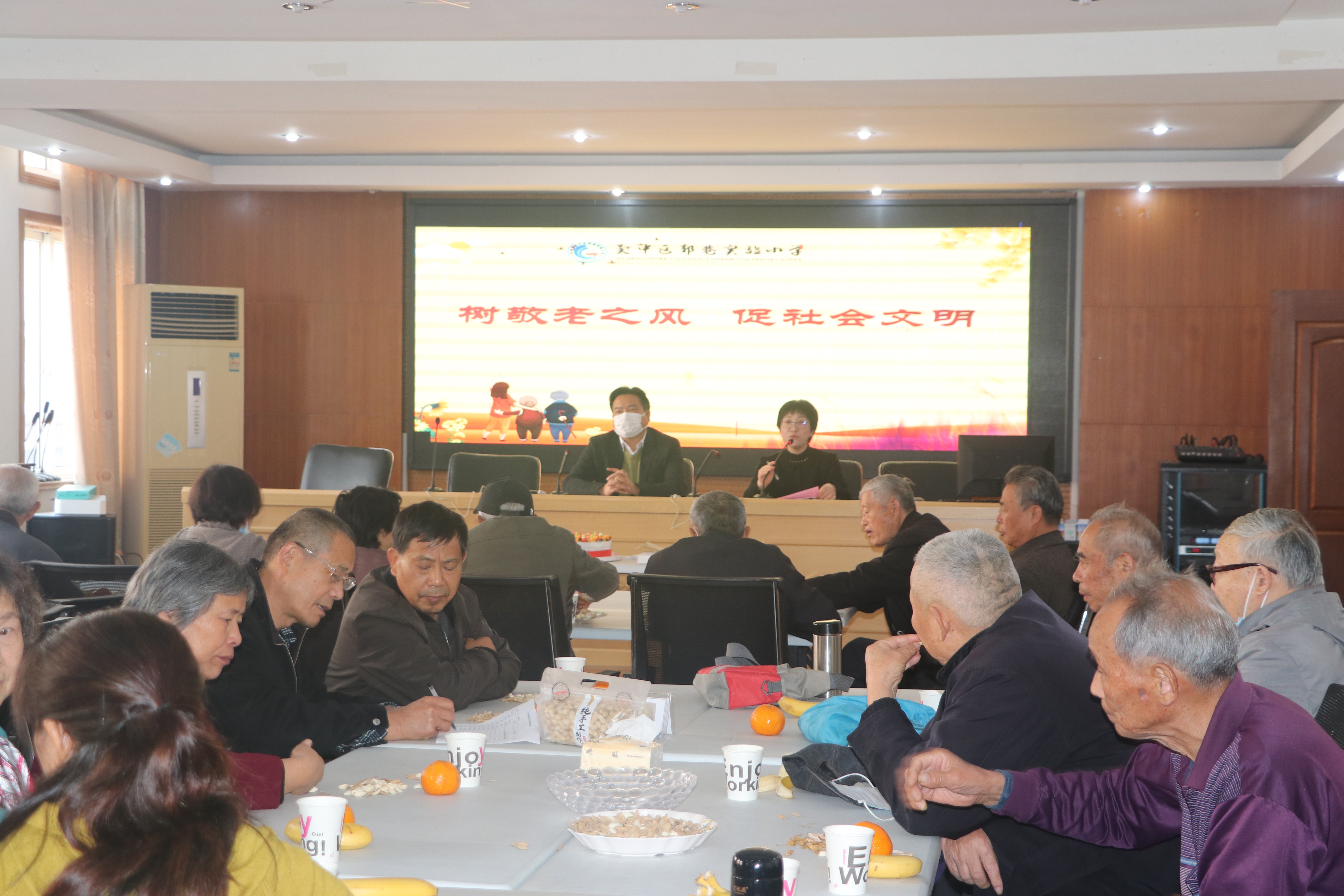 事由：退休教师返校活动 &nbsp;时间：2022年11月26日 地点：三楼会议室 人物：陆多生、郭惠东、伍春燕等 拍摄者：徐雪明