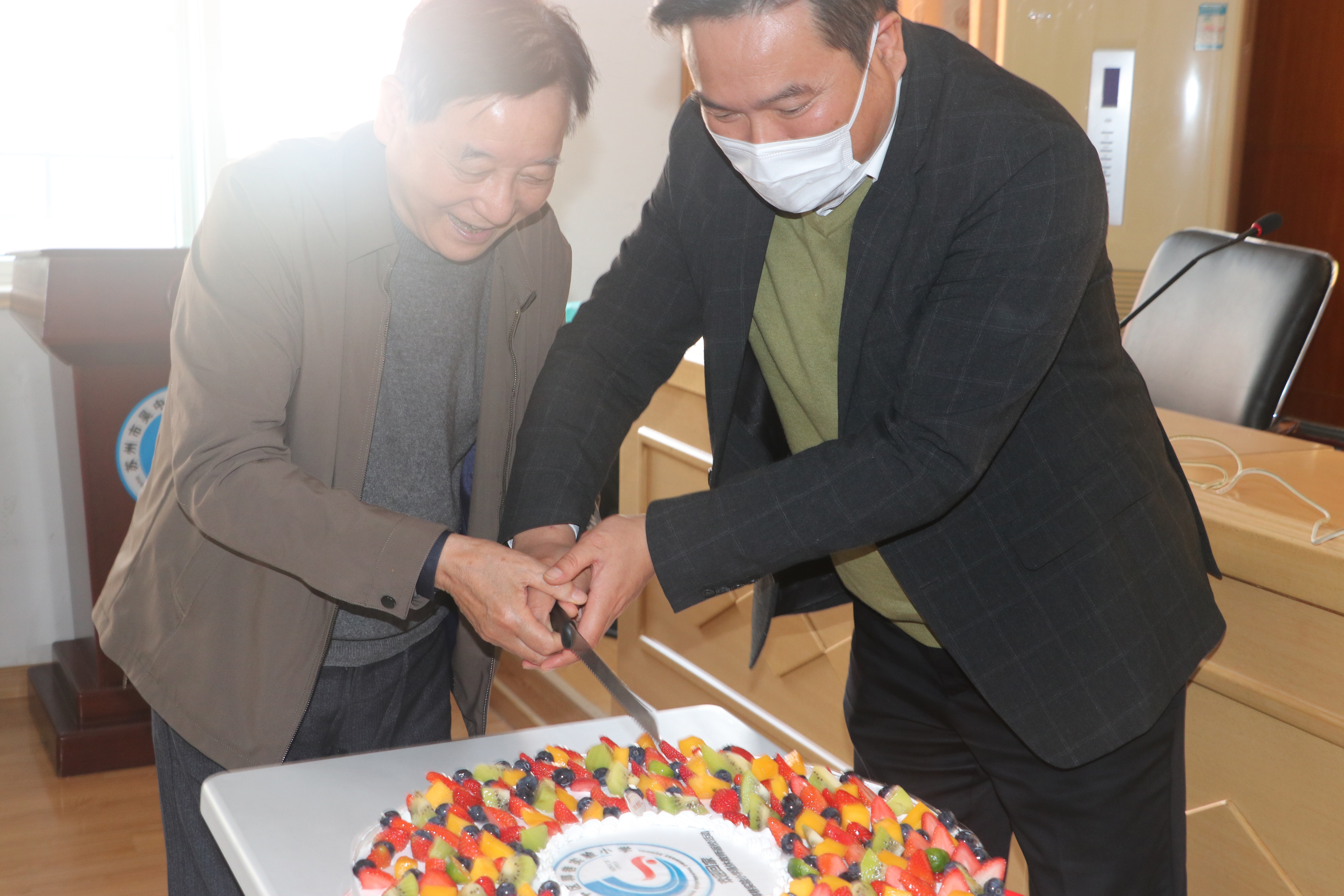 事由：退休教师返校活动 &nbsp;时间：2022年11月26日 地点：三楼会议室 人物：陆多生、郭惠东拍摄者：徐雪明