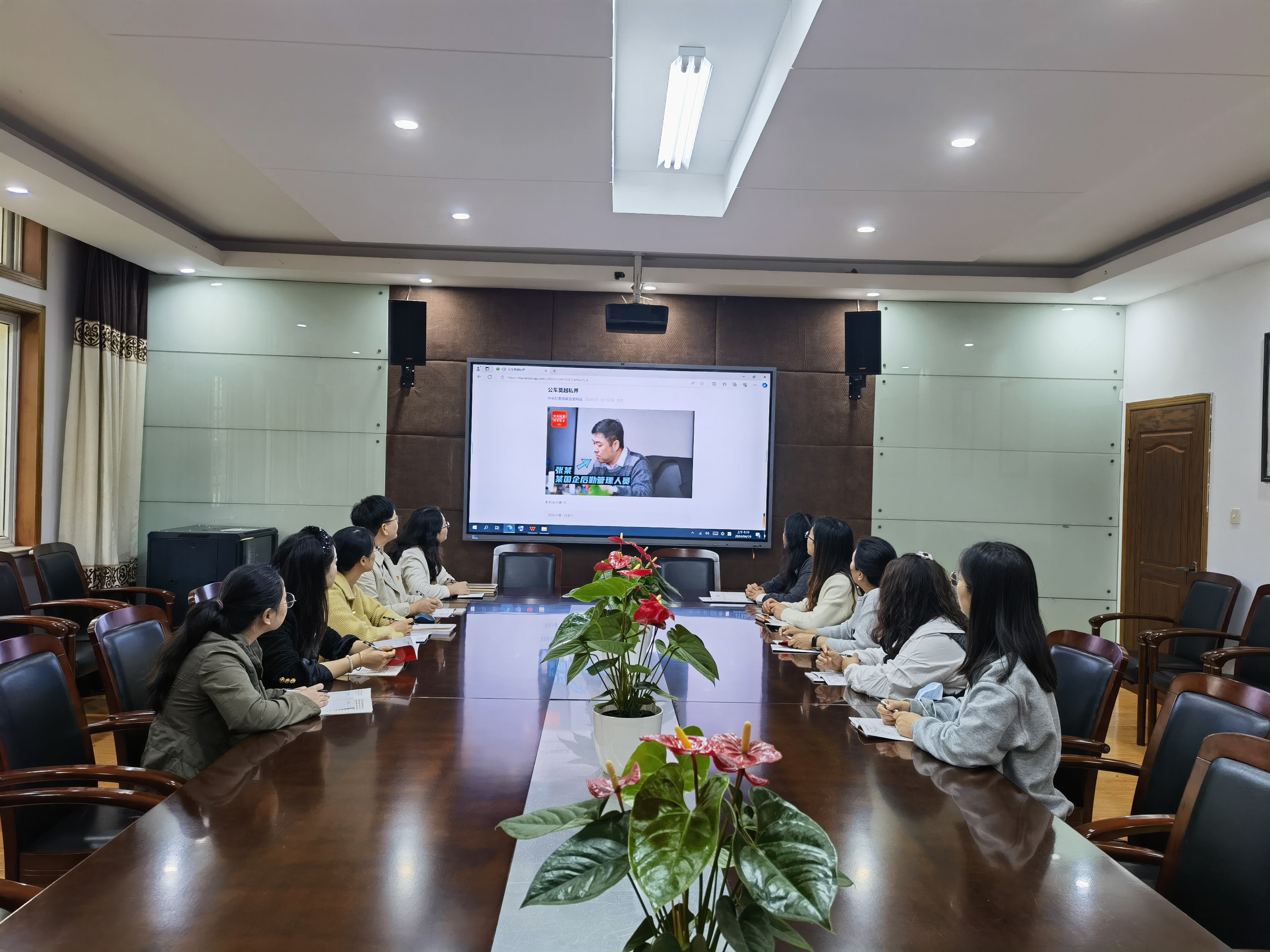 观看“公车莫越私界”