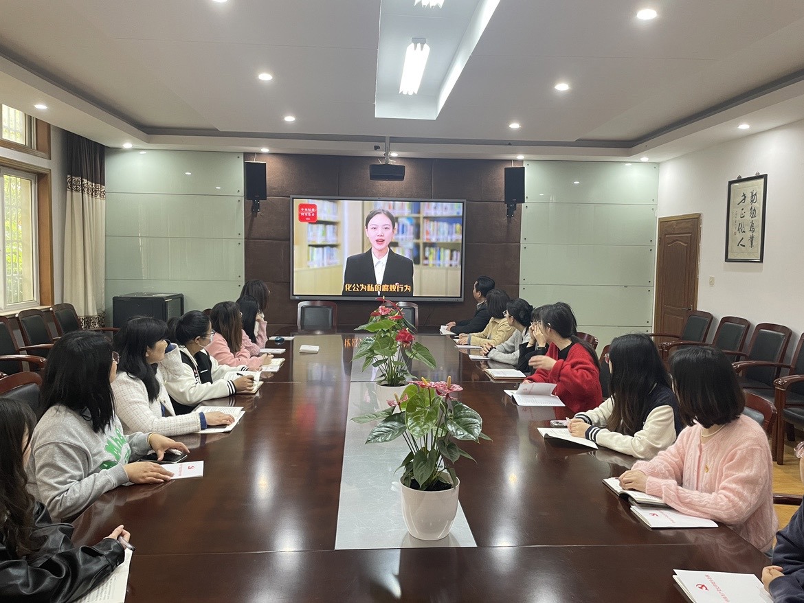 观看“公车莫越私界”